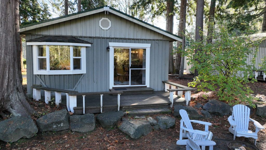 What kind of stay do you want? Whether you’re looking for cottage comfort, an RV-friendly getaway, or a ready-to-enjoy RV rental, the right choice depends on how you want your trip to feel.