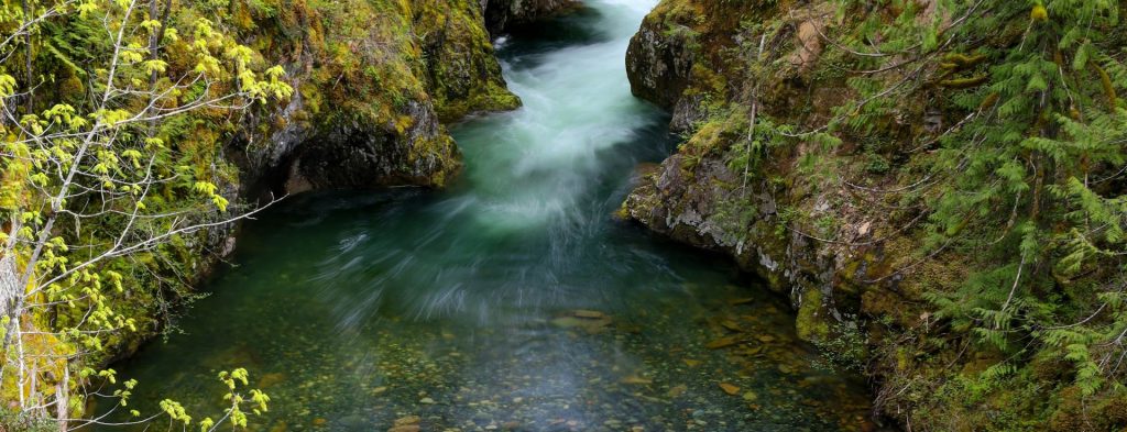 September brings cooler mornings and earlier evenings, but it can still offer warm afternoons, comfortable outdoor weather, and plenty of reasons to spend time near the water.