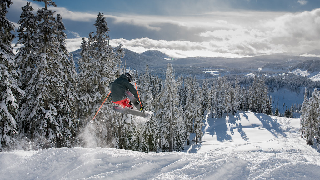 Whether you’re coming from the Lower Mainland, exploring from Victoria or Nanaimo, or flying in from farther away, a Ski & Stay escape on Vancouver Island blends value, convenience, and unforgettable scenery.